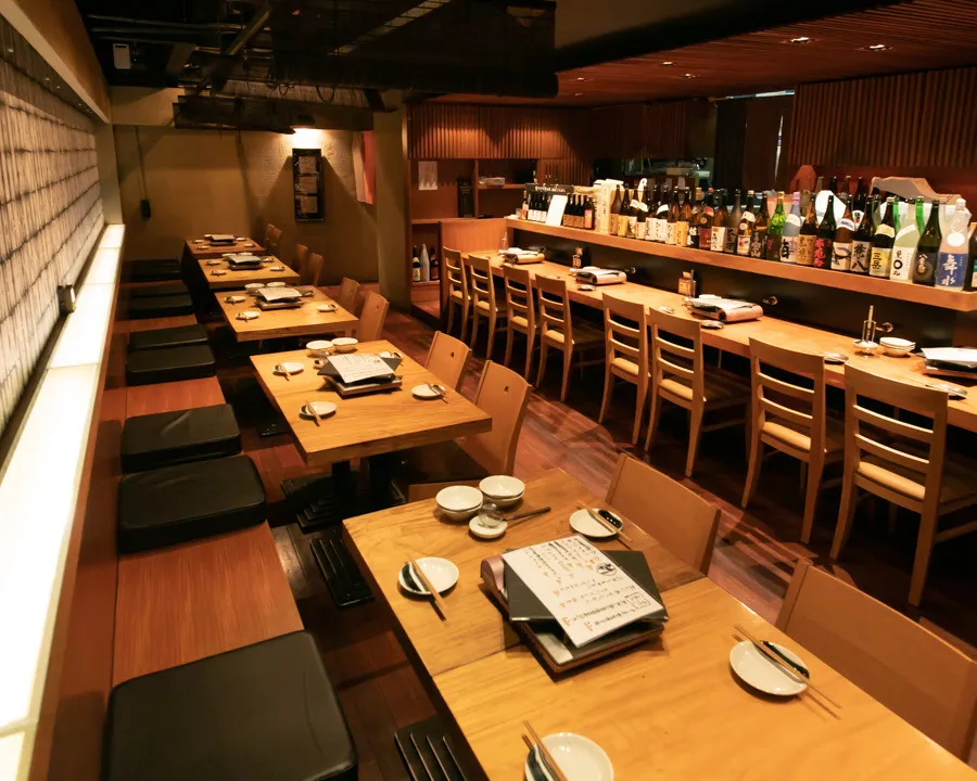 カウンターとテーブル席のある店内