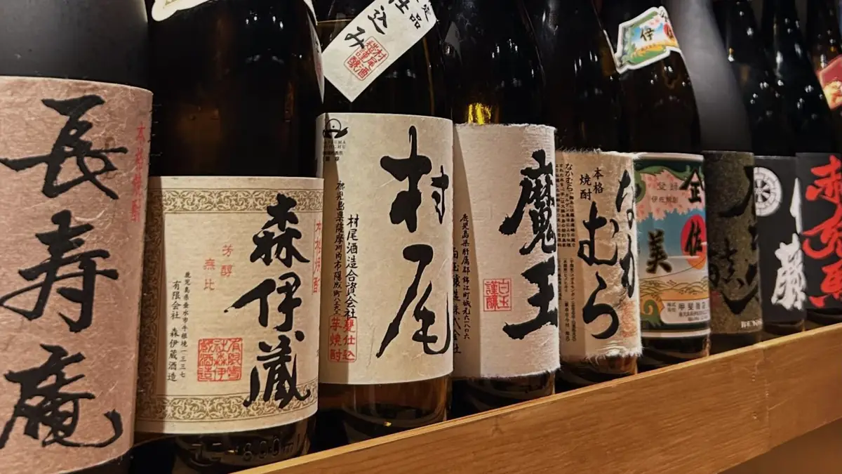 棚に並ぶ本格焼酎の一升瓶。森伊蔵、村尾、魔王など