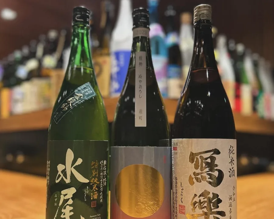 カウンターに並ぶ日本酒の一升瓶